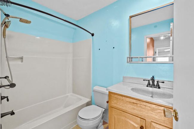 Upper level main bathroom | Image 26