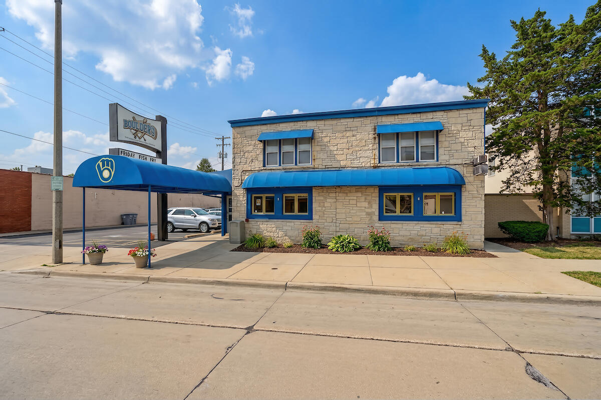 6317 Bluemound Rd, Milwaukee, WI 53213-4146