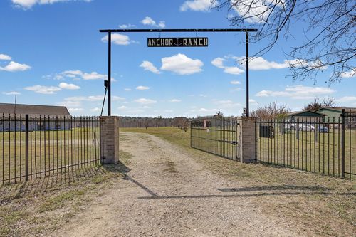 537 Mesa Dr, Del Valle, TX, 78617-5642 | Card Image