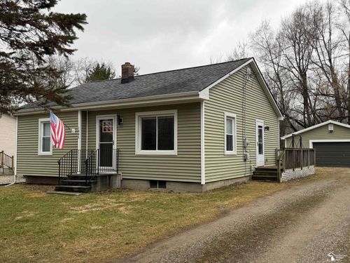 1009 N Lemen St, Fenton, MI, 48430-1586 | Card Image