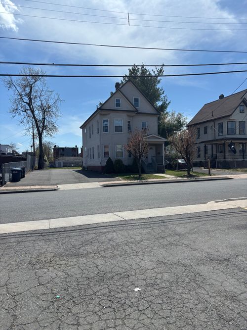 15 Bushnell St, Hartford, CT, 06114-1828 | Card Image