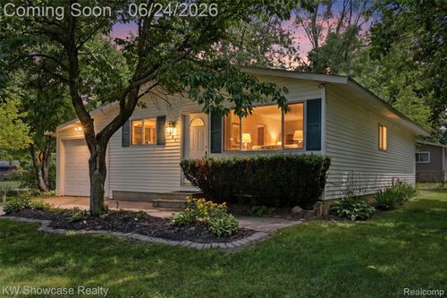 801 Farnsworth Rd, White Lake, MI, 48386-3223 | Card Image