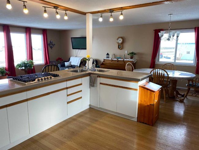 5126 49 Th Ave, House other with 4 bedrooms, 2 bathrooms and 6 parking in Wanham AB | Image 4