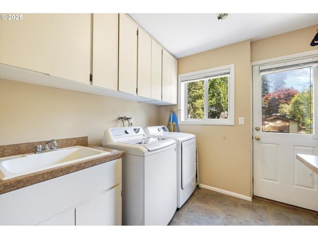 17810 Sarah Hill Ln, House other with 4 bedrooms, 3 bathrooms and 2 parking in Lake Oswego OR | Image 36