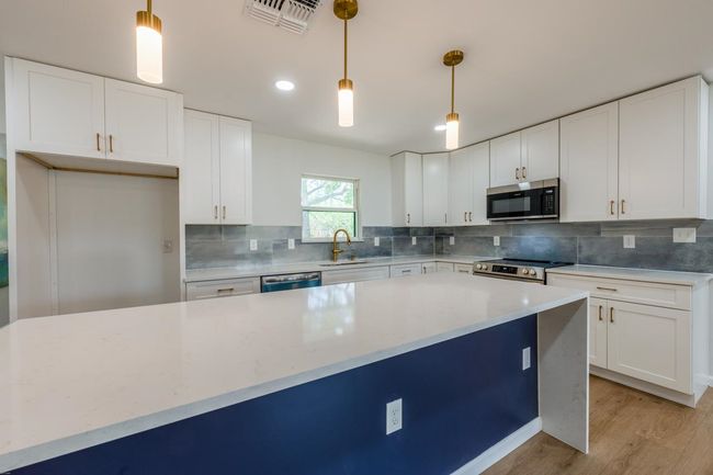 106 W Heron Dr, House other with 4 bedrooms, 3 bathrooms and null parking in Highland Haven TX | Image 9