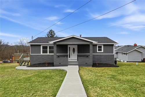 667 Memorial Dr, New Kensington, PA, 15068-2087 | Card Image