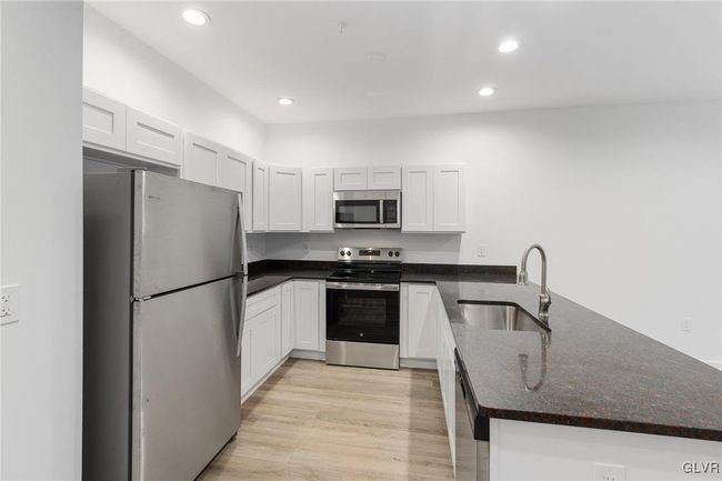 Model photos of townhomes. | Image 13