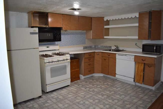 Lower-Level Kitchen | Image 18