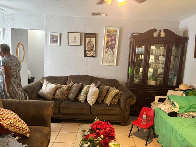 living area | Image 7