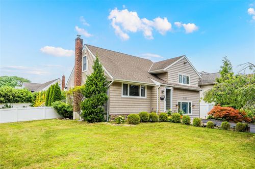 2127 Elise Ave, N Bellmore, NY, 11710-1557 | Card Image