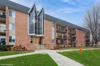 106 - 1004 N Mill Street, Condo with 2 bedrooms, 1 bathrooms and 4 parking in Naperville IL | Image 2