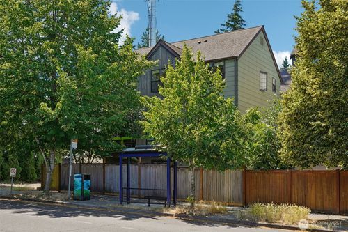 9423 Roosevelt Way Ne, Seattle, WA, 98115-2843 | Card Image