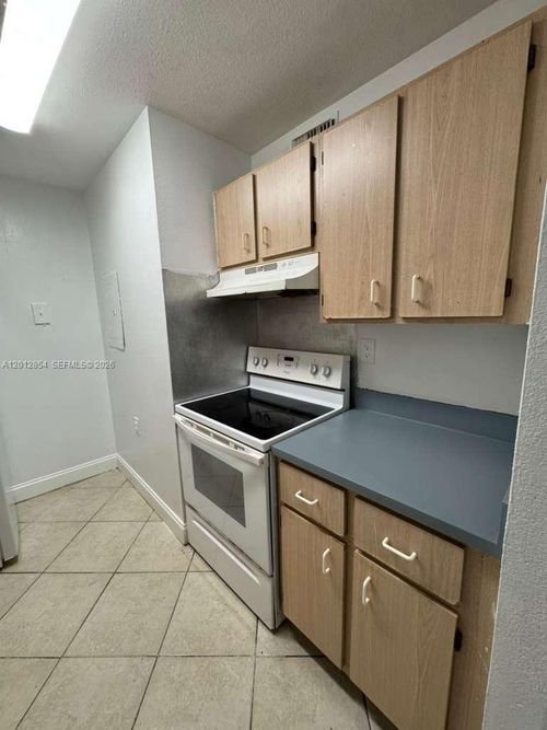 v-1201 Lake Victoria Dr, West Palm Beach, FL, 33411-9355 | Card Image