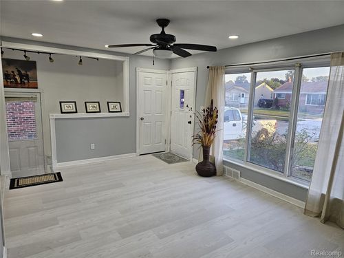 33614 Florence St, Garden City, MI, 48135-1096 | Card Image