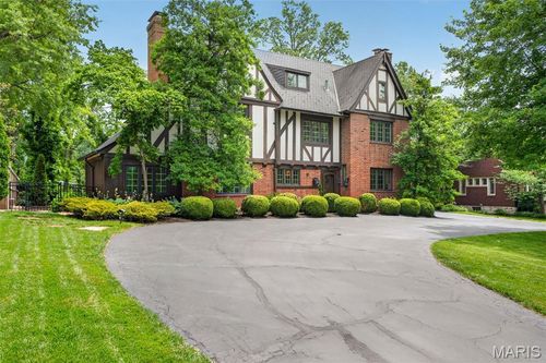 6 Ridgemoor Dr, Clayton, MO, 63105-3038 | Card Image