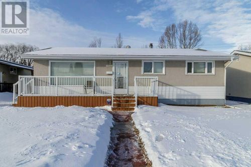 5848 W Park Cres, Red Deer, AB, T4N1E8 | Card Image