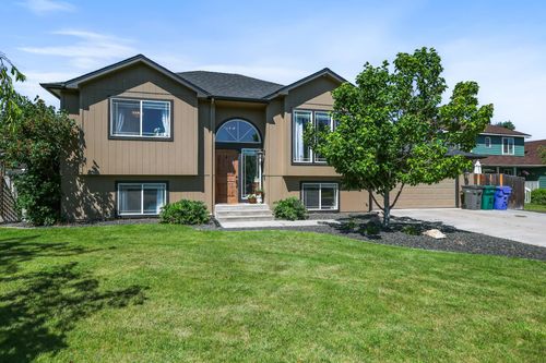 18017 N Lidgerwood Ct, Colbert, WA, 99005-9139 | Card Image