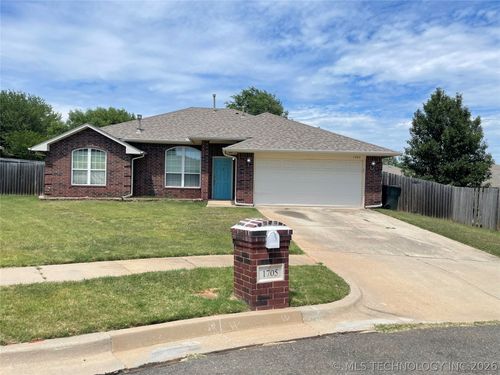 1705 Teakwood Cir, Norman, OK, 73071-2095 | Card Image
