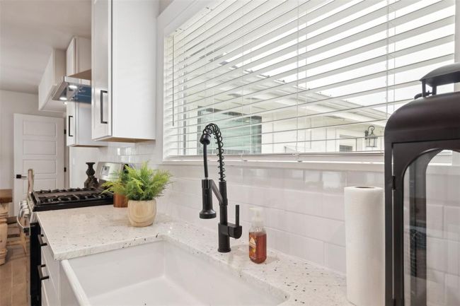 5530 Us Highway 90 A W, House other with 4 bedrooms, 2 bathrooms and 2 parking in Shiner TX | Image 10