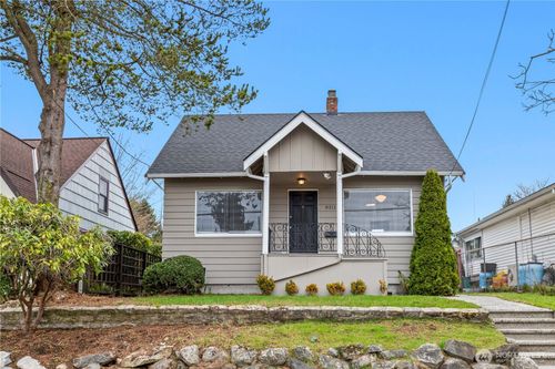 8211 20th Ave Ne, Seattle, WA, 98115-4407 | Card Image