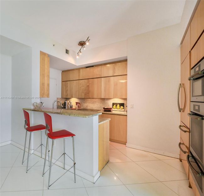APT-1704 - 50 S Pointe Dr, Condo with 2 bedrooms, 3 bathrooms and null parking in Miami Beach FL | Image 12