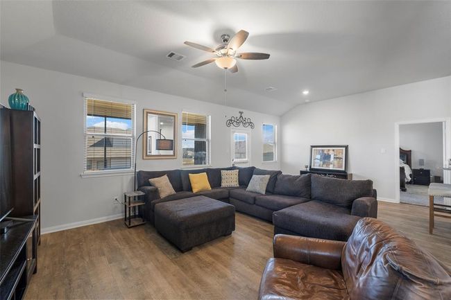 Large family room | Image 20