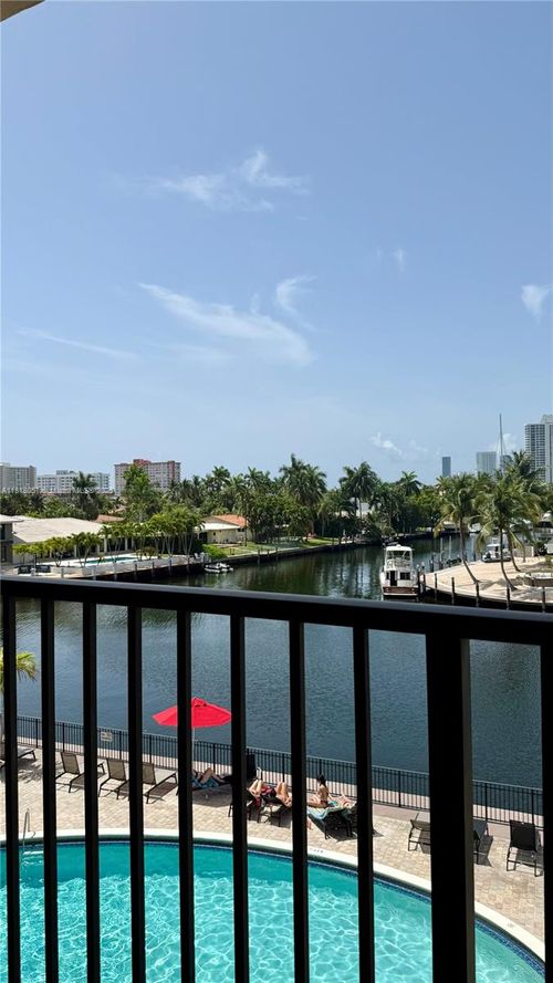 apt-408-301 Golden Isles Dr, Hallandale Beach, FL, 33009-5872 | Card Image