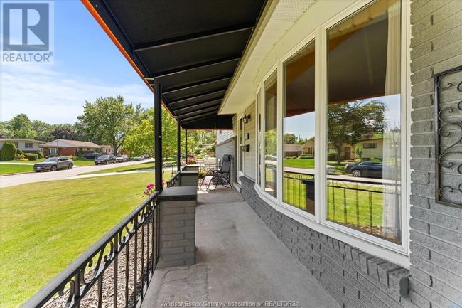 1568 St Gabriel Crt, Home with 3 bedrooms, 2 bathrooms and null parking in Windsor ON | Image 9