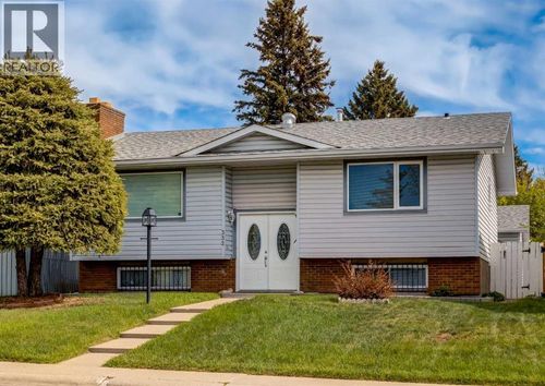 332 Pinemont Rd Ne, Calgary, AB, T1Y1V7 | Card Image