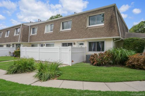 139 Storm Dr, Holtsville, NY, 11742-1915 | Card Image