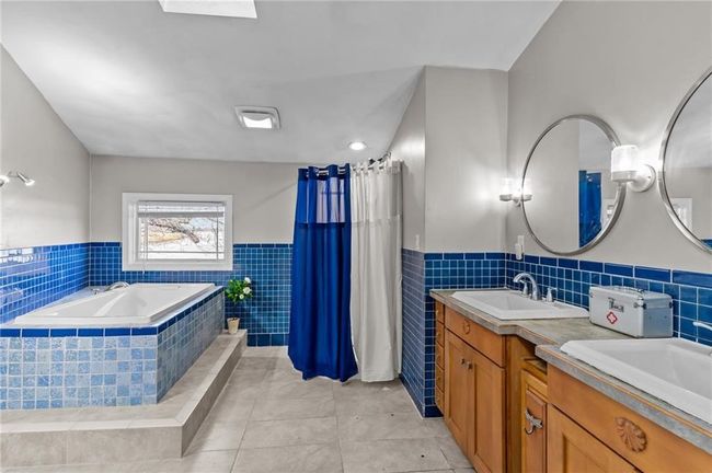 and Jacuzzi tub | Image 40