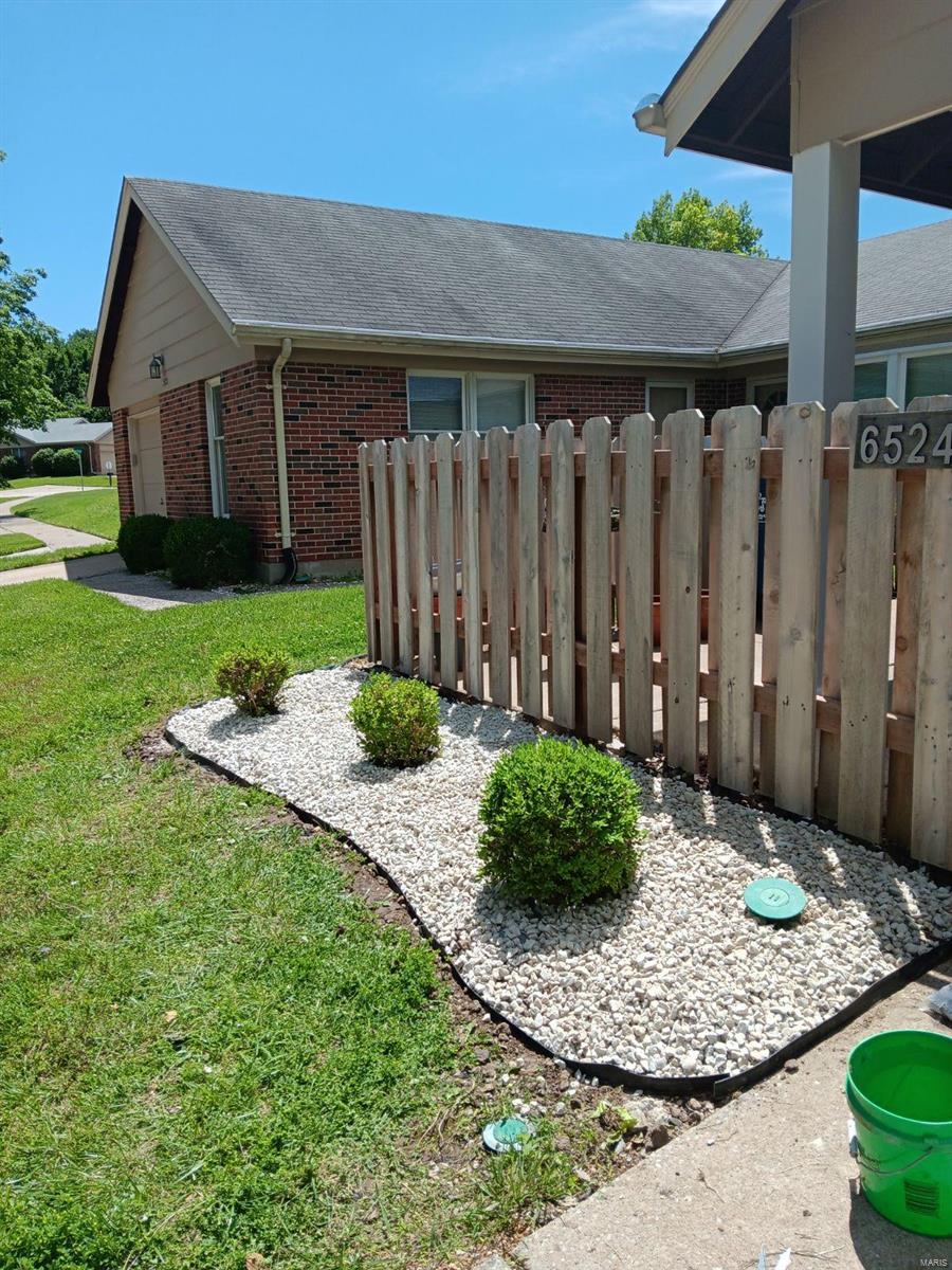 Dolphin Cir, Florissant, MO 63033
