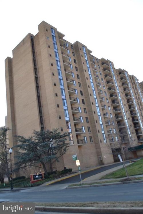 823-4500 S Four Mile Run Dr, ARLINGTON, VA, 22204-3577 | Card Image