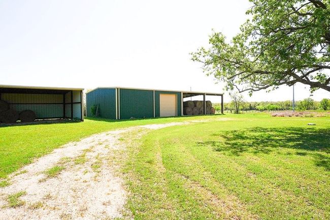 5411 N State Highway 95, Home with 3 bedrooms, 4 bathrooms and 2 parking in Flatonia TX | Image 5