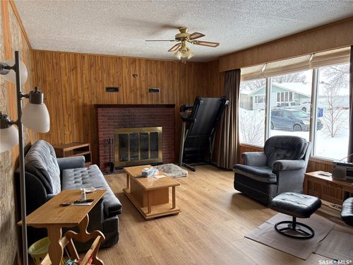 304 3rd St N, Cabri, SK, S0N0J0 | Card Image