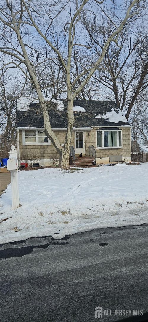 32 N Pennington Rd, New Brunswick, NJ, 08901-1622 | Card Image