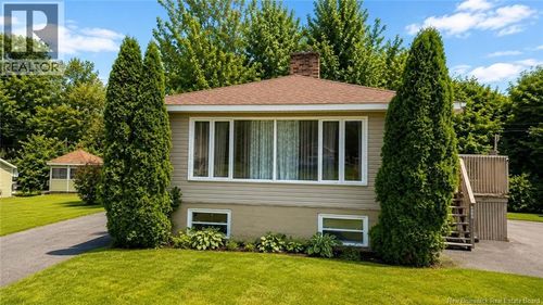 1075 Daniel Dr, Bathurst, NB, E2A3X6 | Card Image