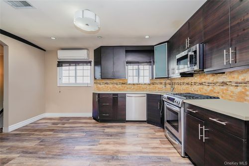 8 Rockville Ave, Staten Island, NY, 10314-3720 | Card Image