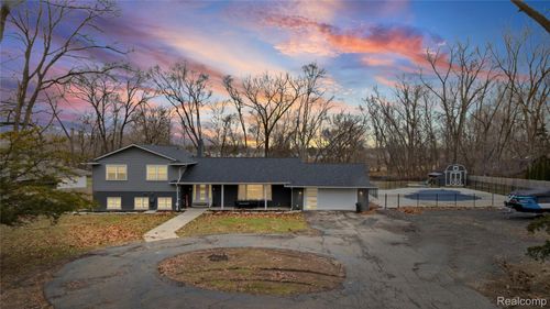 15879 Millar Rd, Clinton Township, MI, 48036-1622 | Card Image