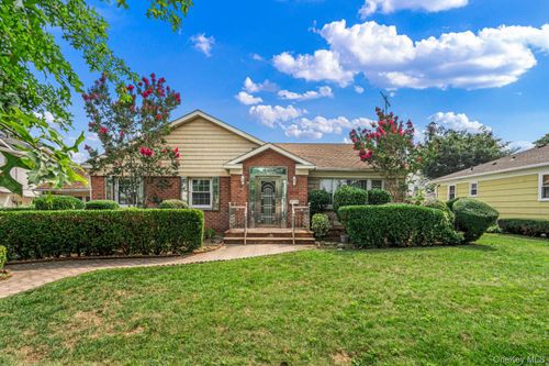 8315 264th St, Glen Oaks, NY, 11004-1713 | Card Image