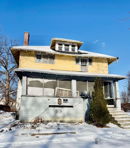 915 Burt St, Saginaw, MI, 48607-1742 | Card Image