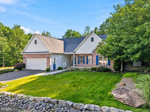 1 Pinewood Cir, Hazleton, PA, 18202-8233 | Card Image