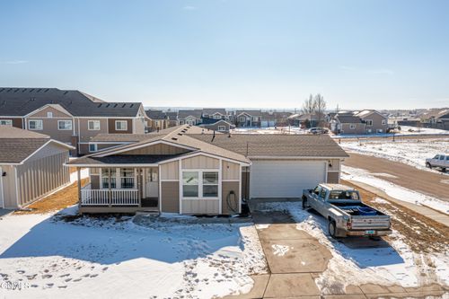 2413 24th St W, Williston, ND, 58801-4939 | Card Image