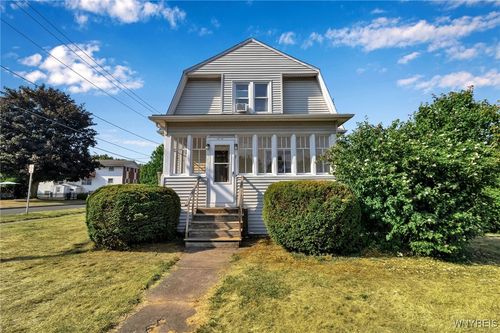 8 Maple St, Medina, NY, 14103-1812 | Card Image