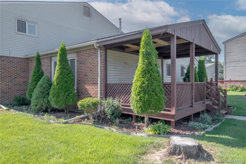 12266 Woodside Dr, Grand Blanc, MI, 48439-1637 | Card Image