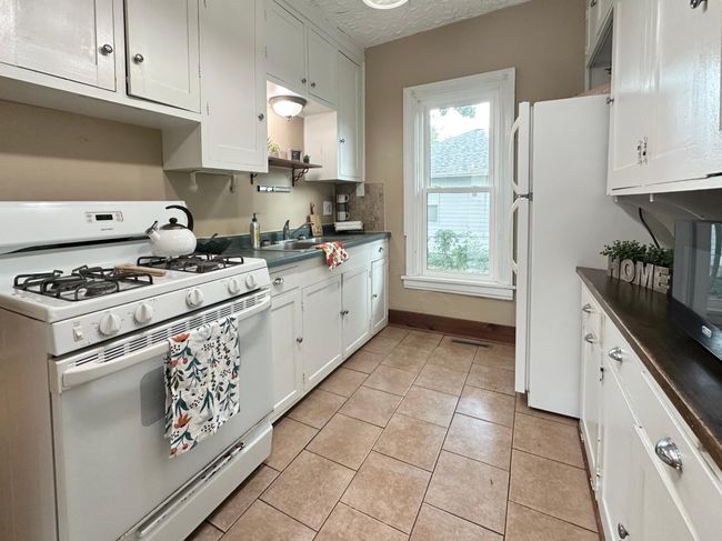 Kitchen main floor | Image 20