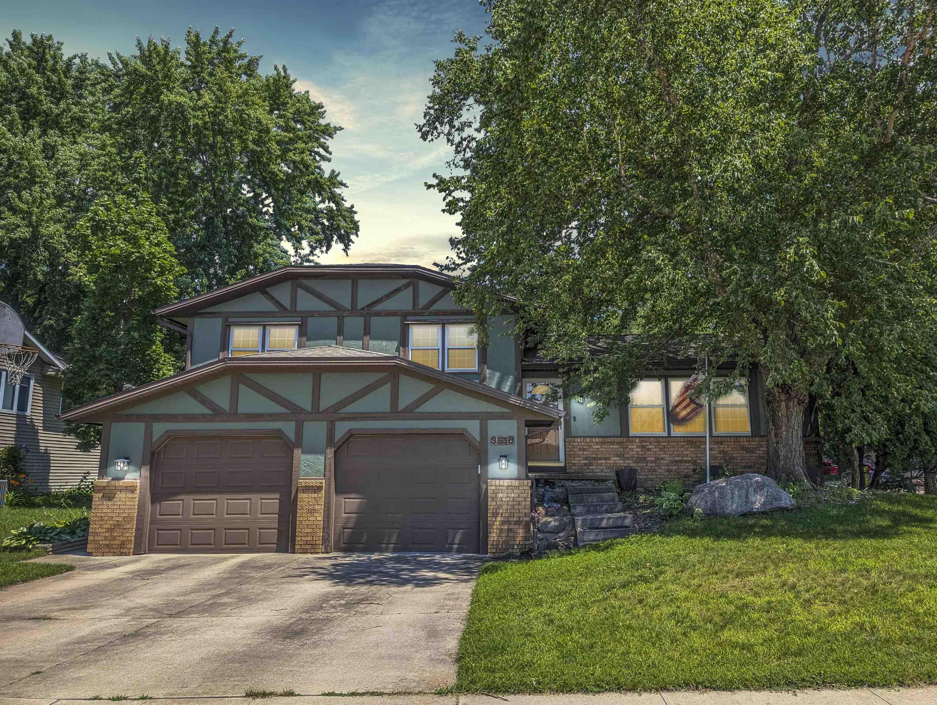 Briarwood Dr, Cedar Falls, IA 50613
