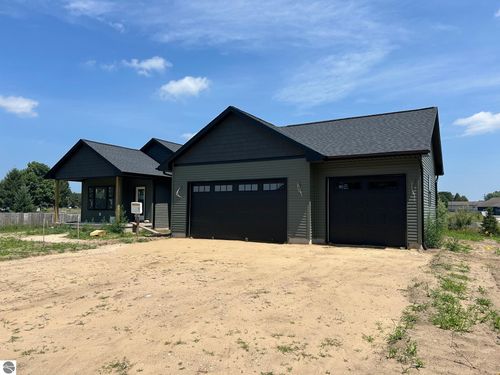 4054 Center Farm Ln, Traverse City, MI, 49685-7489 | Card Image