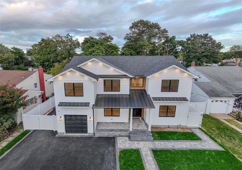 9 Friends Ln, Westbury, NY, 11590-6534 | Card Image