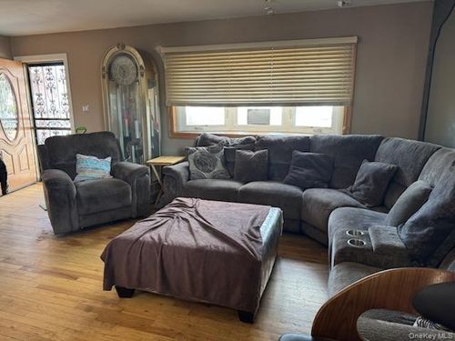 320 40th St, Copiague, NY, 11726-1217 | Card Image